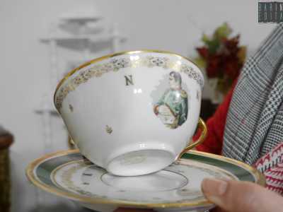 Vitina afferra poi una raffinata tazza da t� nei toni del bianco e del verde scuro. �Risale al periodo napoleonico�, ci spiega, mostrando il dipinto al centro dell�oggetto: un ritratto di Bonaparte, scortato da due N in oro